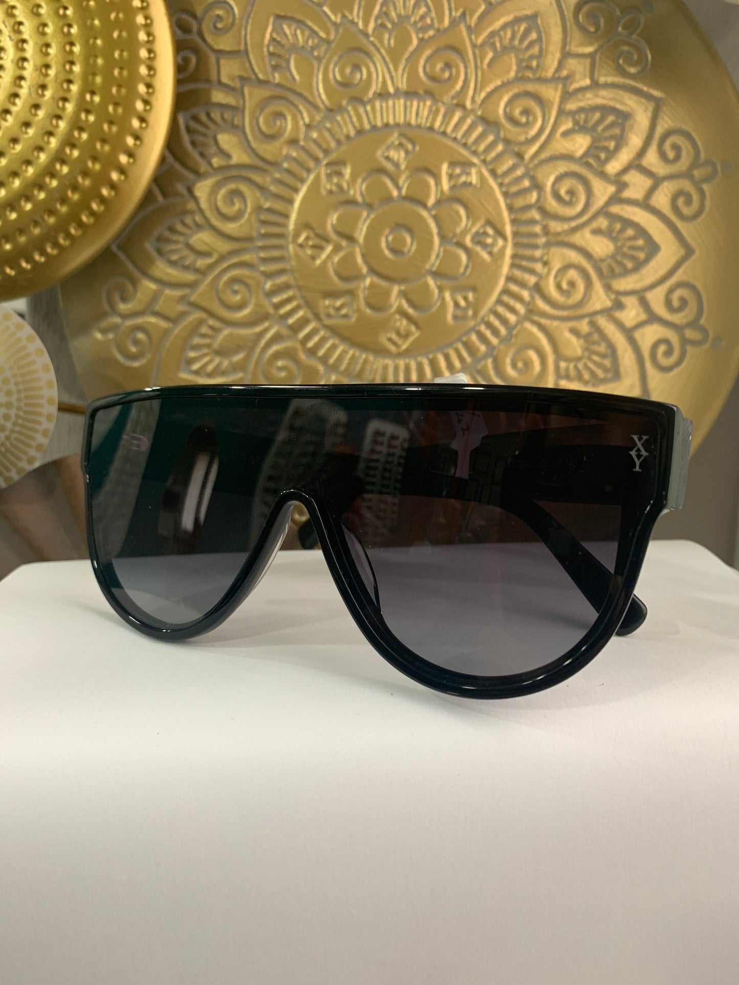 Occhiali da sole Exalt Cycle XY2342 con montatura in plastica nera e design a mascherina.
