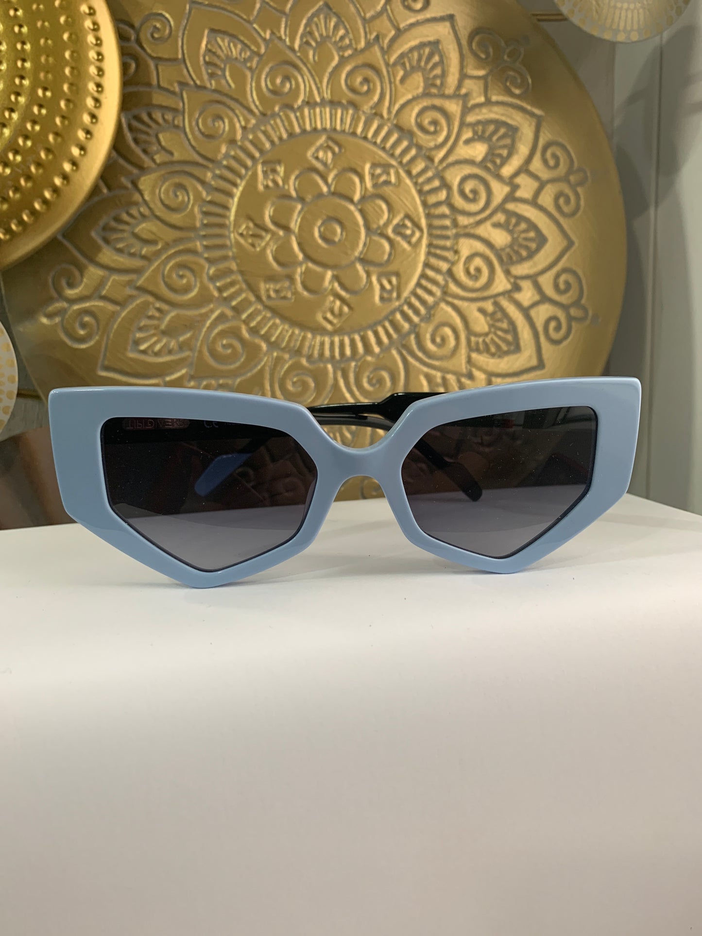 Tipi Diversi TD6443 occhiali da sole azzurri con frontale in celluloide.