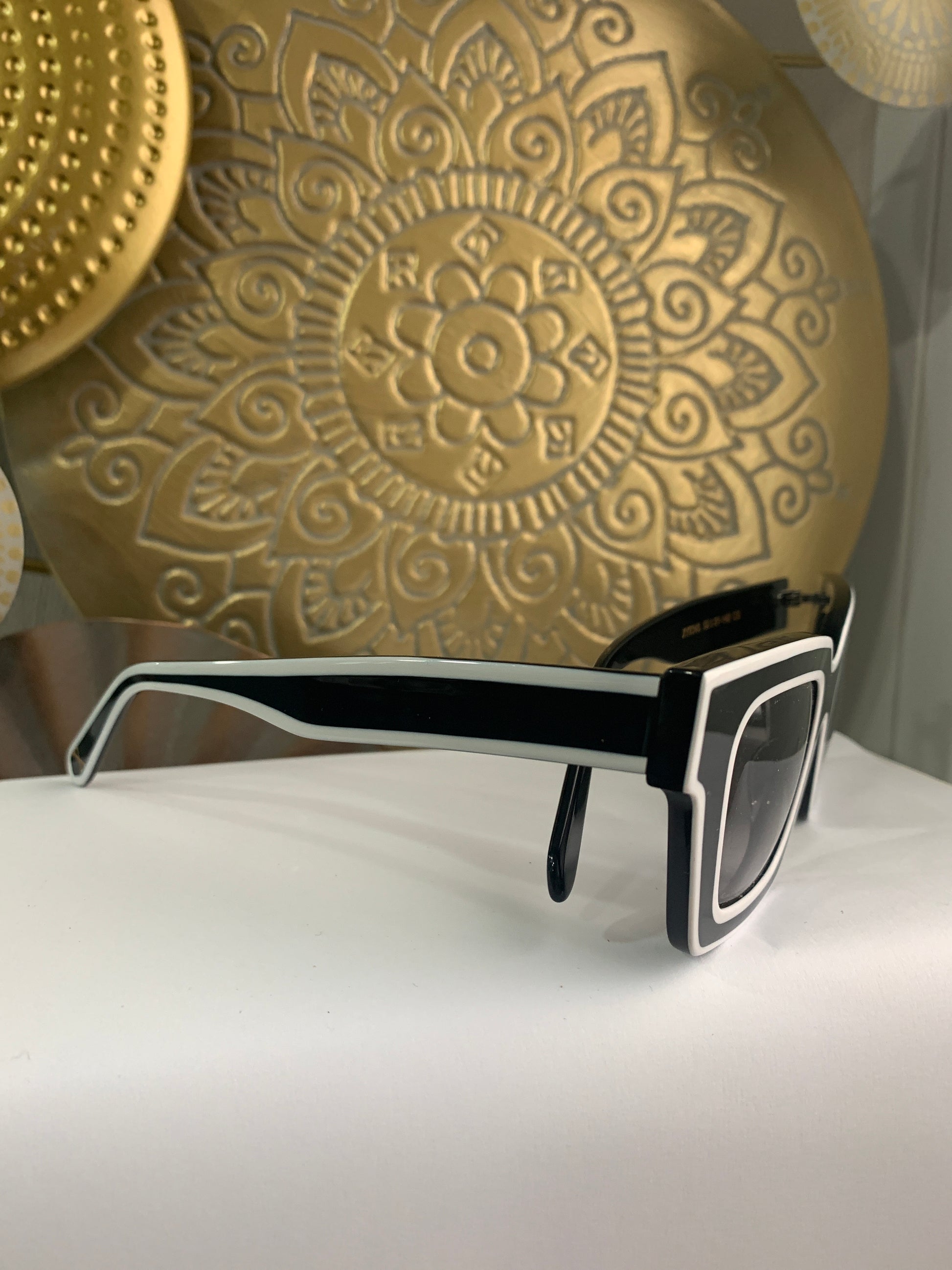 Occhiali da sole Exalt Cycle XY2346 con montatura frontale bicolore bianco e nero aste